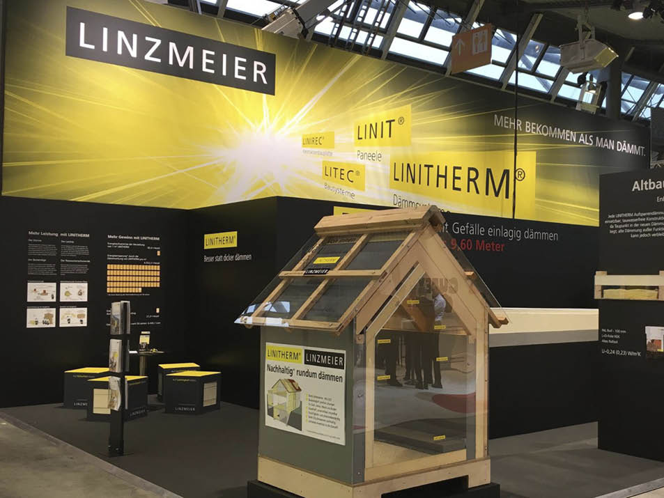 Bedruckte Sitzwürfel auf dem Messestand von Linzmeier Dämmstoffe