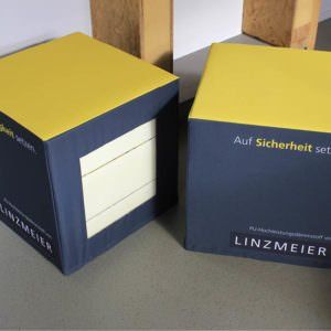 individuell gefertigt, Detail Sitzwürfel mit Druck und Aussparung, auf dem Linzmeier Dämmstoffe