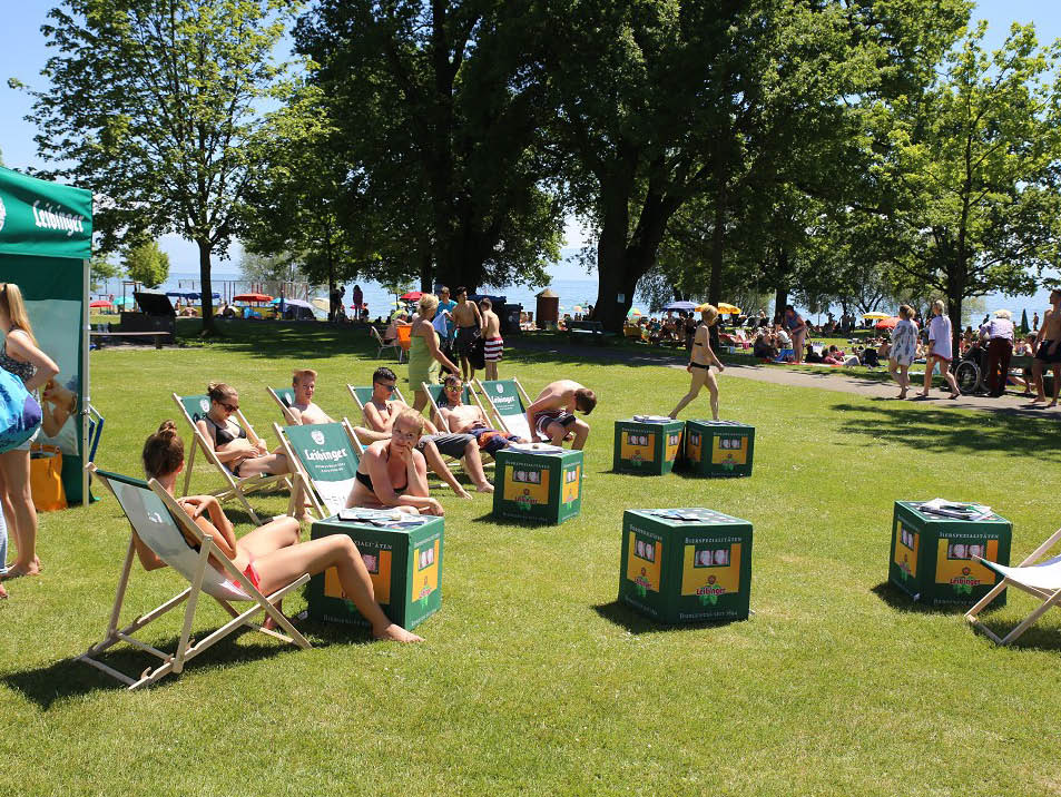 Die Sitzwürfel der Leibinger Bauaerei, die wie Bierkästen aussehen. Genutzt für Werbung und Promotion in Biergarten, Freibad, Seebad und Getränkemarkt