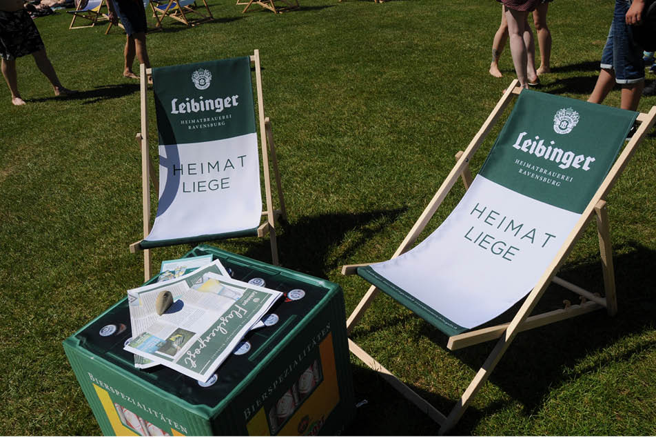 Die Sitzwürfel der Leibinger Bauaerei, die wie Bierkästen aussehen. Genutzt für Werbung und Promotion in Biergarten, Freibad, Seebad und Getränkemarkt