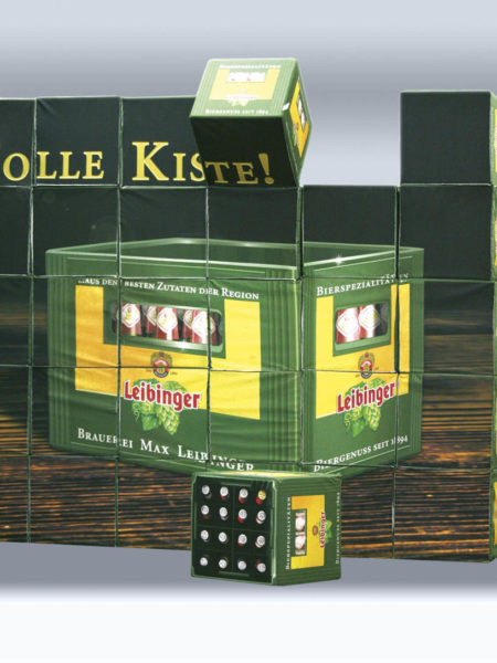 Die Sitzwürfel der Leibinger Bauaerei, die wie Bierkästen aussehen. Genutzt für Werbung und Promotion in Biergarten, Freibad, Seebad und Getränkemarkt