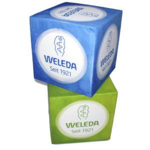 DekoCubes weisen als bedruckte Sitzwürfel bei WELEDA den Weg