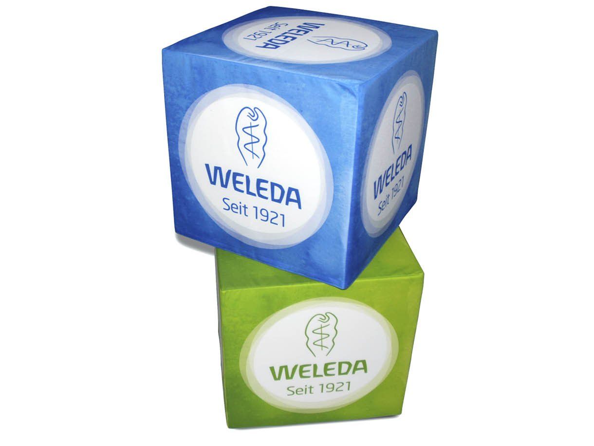 DekoCubes weisen als bedruckte Sitzwürfel bei WELEDA den Weg