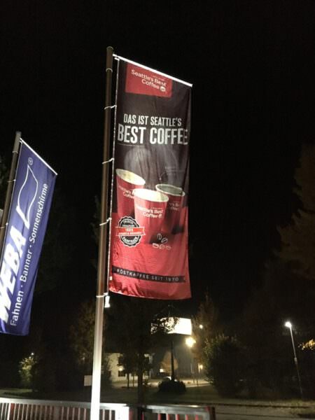 WEBA Fahnen bei Nacht