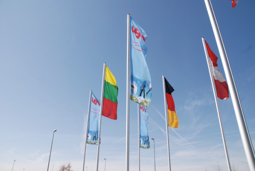 Fahnen & Fahnenmast von WEBA vor blauem himmel