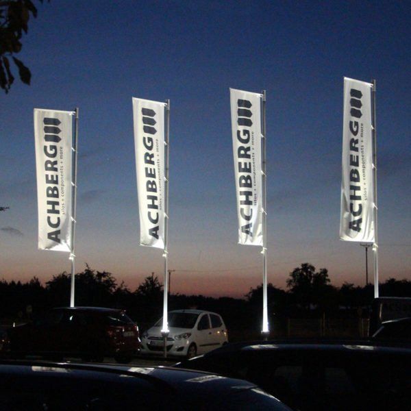 Fahnenmastbeleuchtung FlagLight bei Nacht