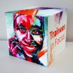 DekoCube mit der Aufschrift: "Trainees in Focus"
