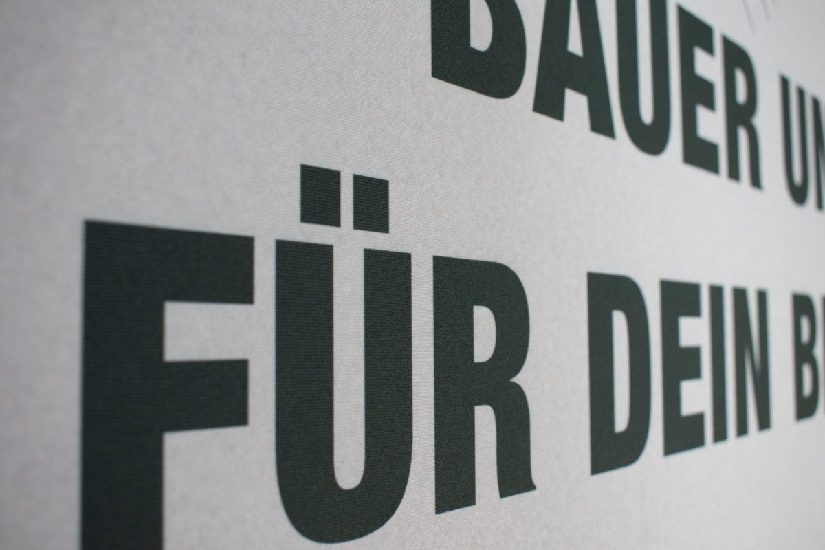 Ein hochauflösender Schriftzug auf einem DekoCover Wall Straight