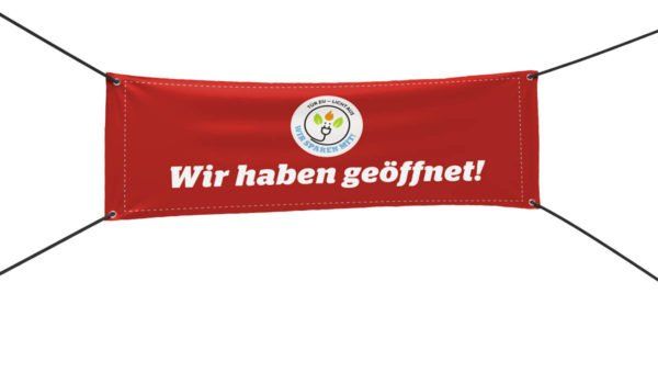 „wir sparen mit“ und „wir haben geöffnet“ zeigt dieses Spannband für den Energie-Spar-Herbst und -Winter