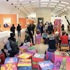 bedruckte Sitzwurfel fuer Kunsthalle Wien Deko Cubes Ausstellungsraum in dem Menschen auf Sitzwürfeln mit besonderem Werbeeffekt sitzen