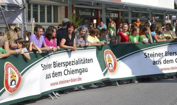 Vliesbanner können Sie schnell überall montieren