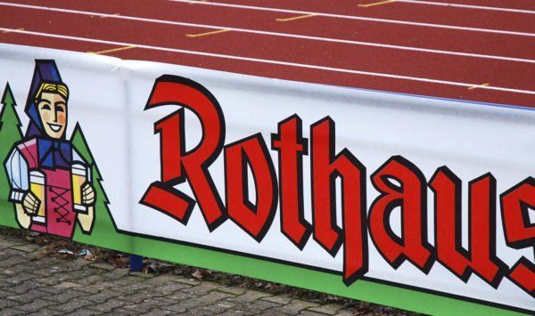 Vliesbanner sind ideal für Sportveranstaltungen wie hier am Sporthaus mit Rothaus Pils