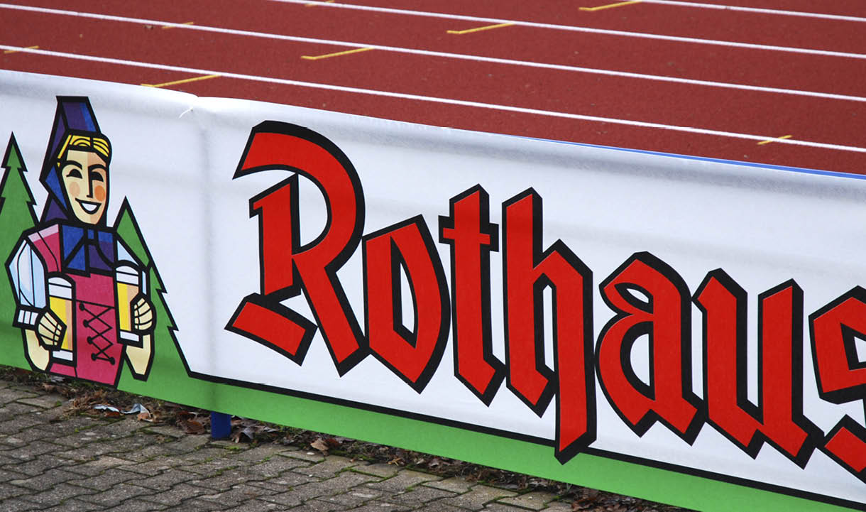 Vliesbanner sind ideal für Sportveranstaltungen wie hier am Sporthaus mit Rothaus Pils