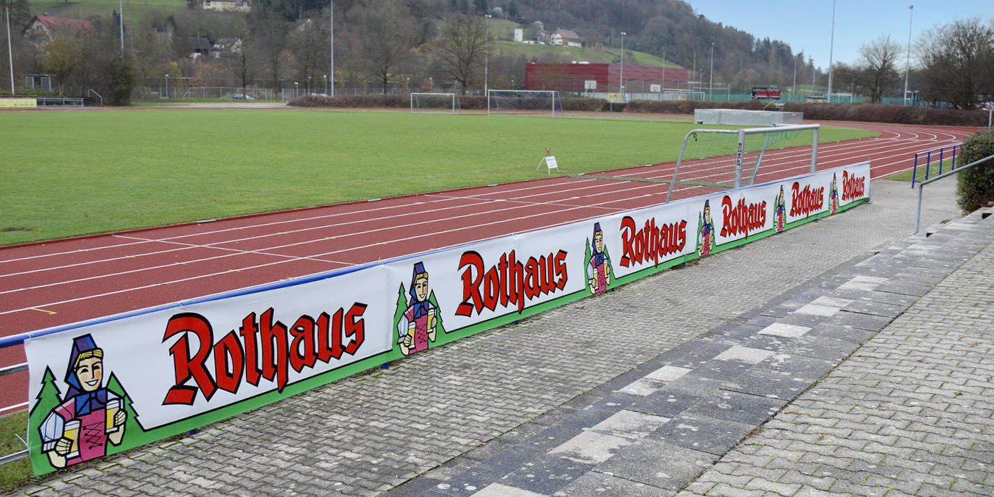Banner-Werbung aus einem Sportplatz mit Vliesbanner, hier für die Rothaus Brauerei