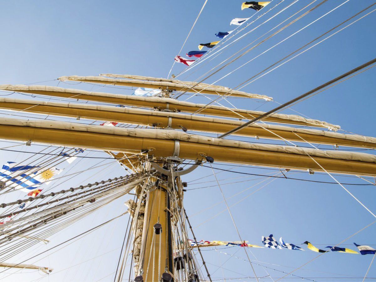 Flaggen aus dem Flaggenalphabet auf einem historischen Segelschiff