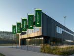 Design-Fahnenmast vor einem Firmengebäude