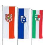 Gemeindefahnen im Hochformat mit Ausleger