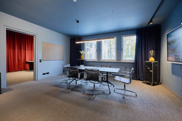 Besprechungsraum mit Blick in Aufenthaltsraum