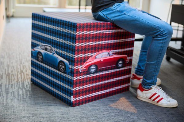 DekoCube Sitzwürfel mit blauem und rotem Porsche Aufdruck
