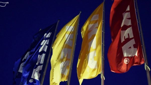 WEBA Werbefahnen vom WEBA FlagLight beleuchtet