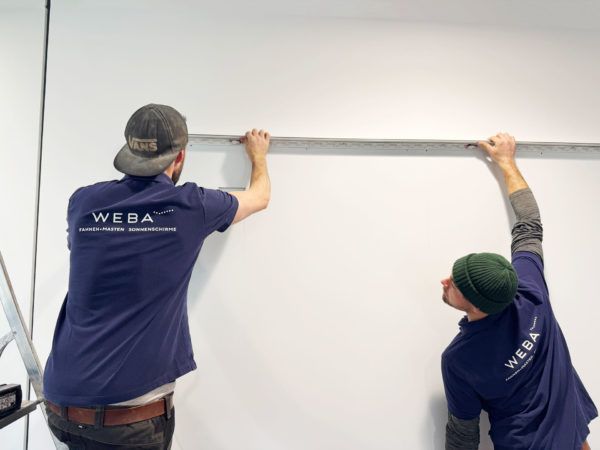 Der WEBA Aufbau- und Montageservice bringt das Produkt an die gewünschte Position