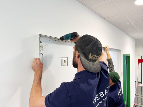 Der WEBA Aufbau- und Montageservice befestigt den DekoFrame an der gewünschten Postition