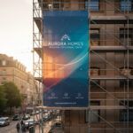 Türkiser Gerüstbanner in Stadt