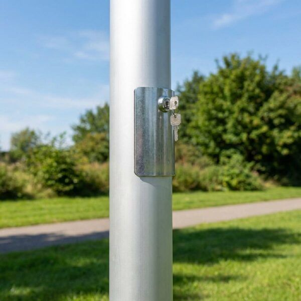 Fahnenmast Tür mit Schloss