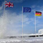 Nationalfahne im Querformat am Meer