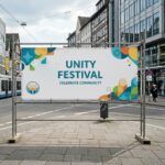 Spannbanner in Stadt mit Werbung