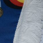 Fanschal blau detailaufnahme