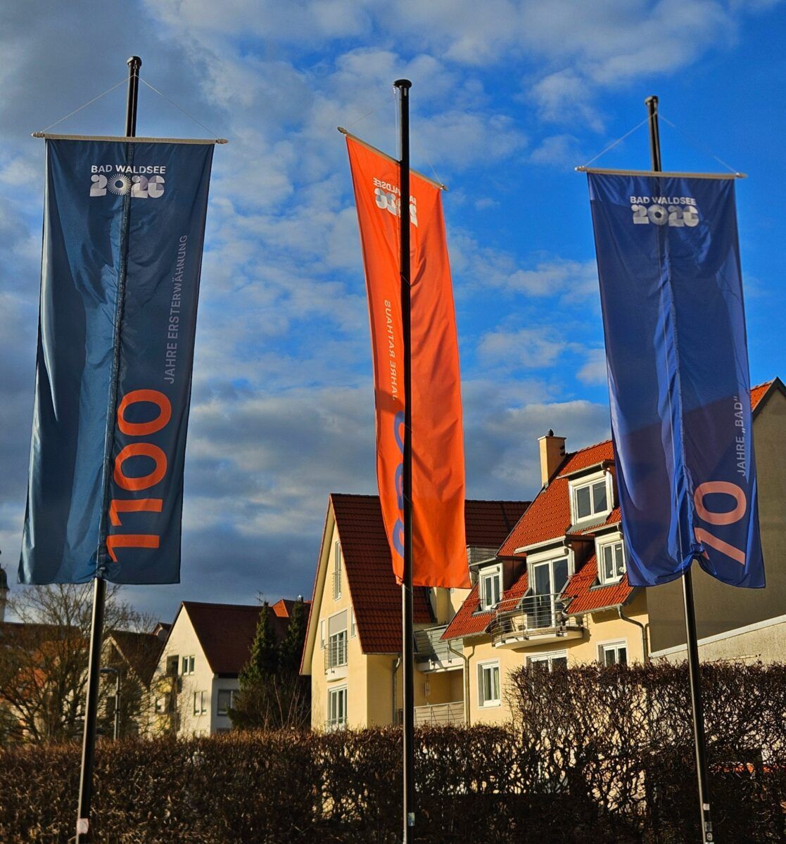 Dunkle Fahnenmasten in Bad Waldsee