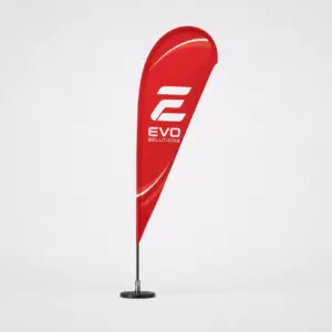 Rote Beachflag in Tropfenform mit schwarzem Standfuß
