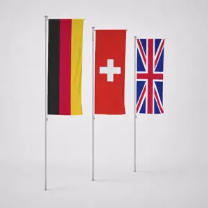 Flaggen von Deutschland, der Schweiz und Großbritannien an hohen silbernen Fahnenmasten im Studio-Setting